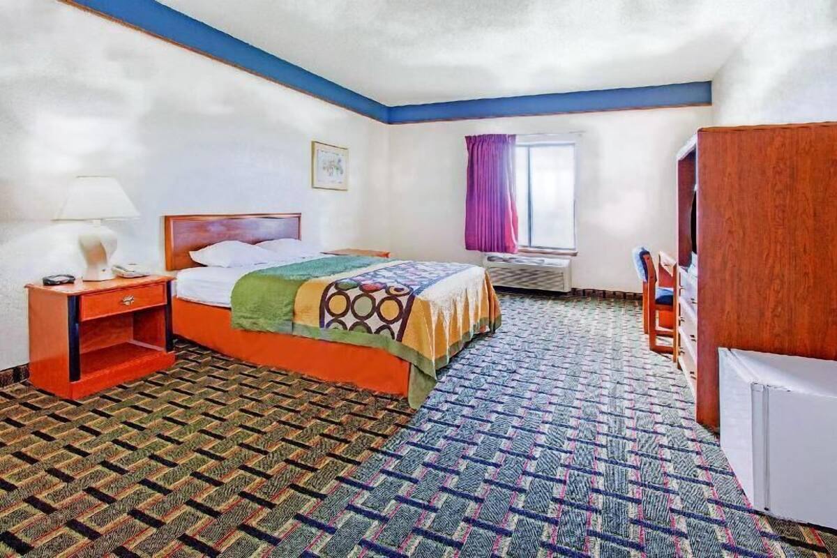 Ropa de cama de alta calidad, escritorio y cortinas blackout