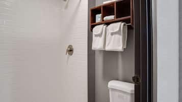 Combined shower/tub, hair dryer, towels