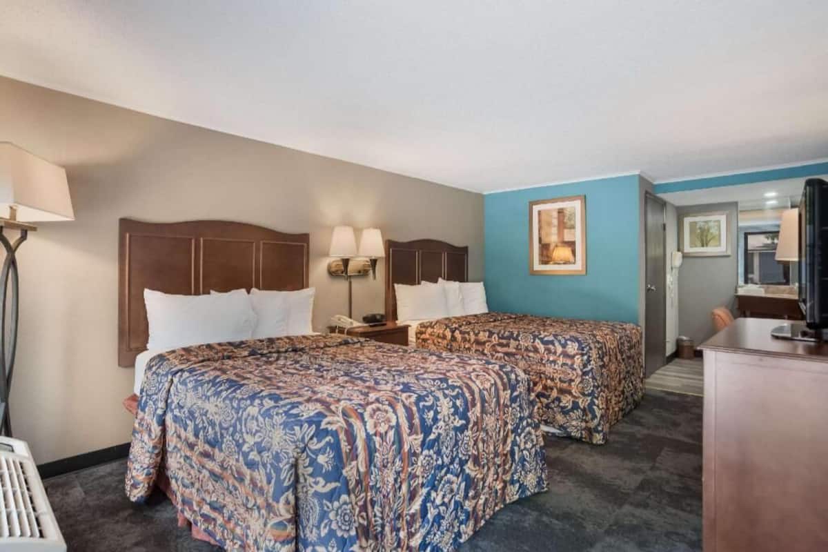 Iron/ironing board, free WiFi, bed sheets