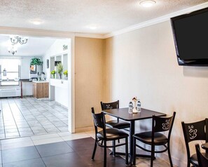 Free continental breakfast - Rodeway Inn Carlisle North (Carlisle)