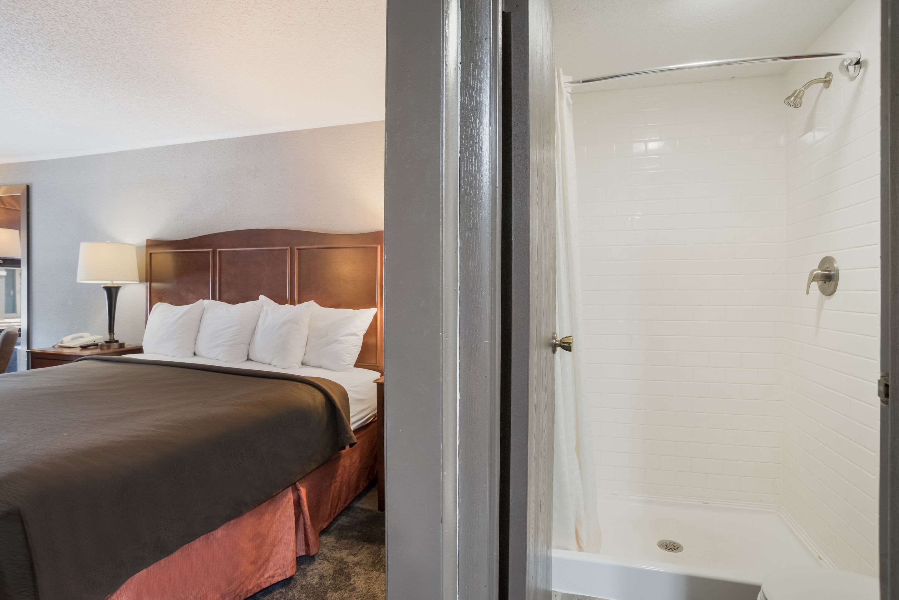 Standard Room, 1 King Bed, Non Smoking | Bathroom | Combined shower/tub, hair dryer, towels