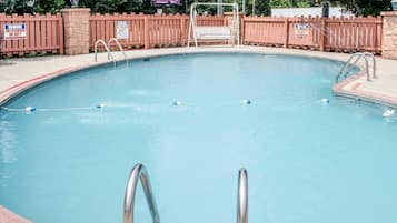 Una piscina al aire libre de temporada