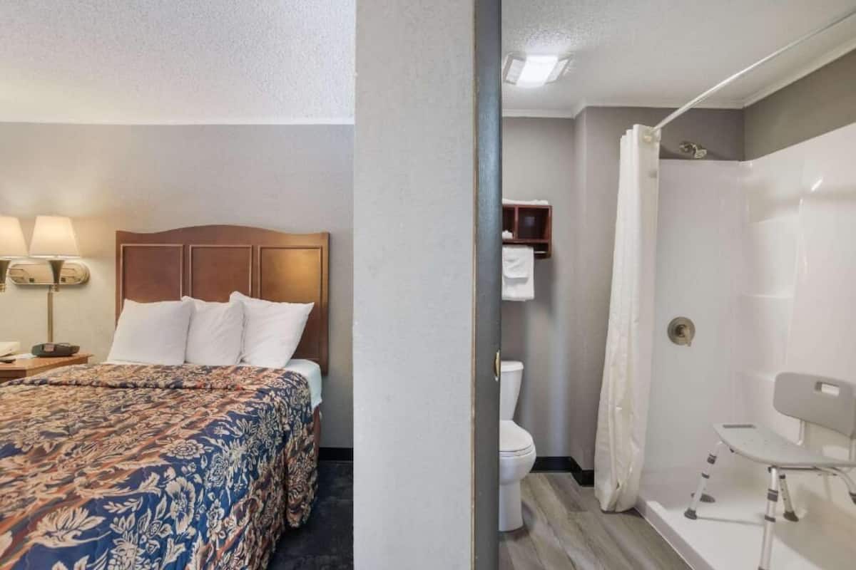 Iron/ironing board, free WiFi, bed sheets
