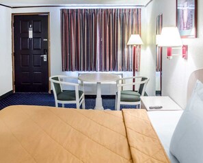 Standard Room, 1 King Bed, Non Smoking | Iron/ironing board, free WiFi, bed sheets