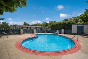 Seasonal outdoor pool - Rodeway Inn Carlisle North (Carlisle)