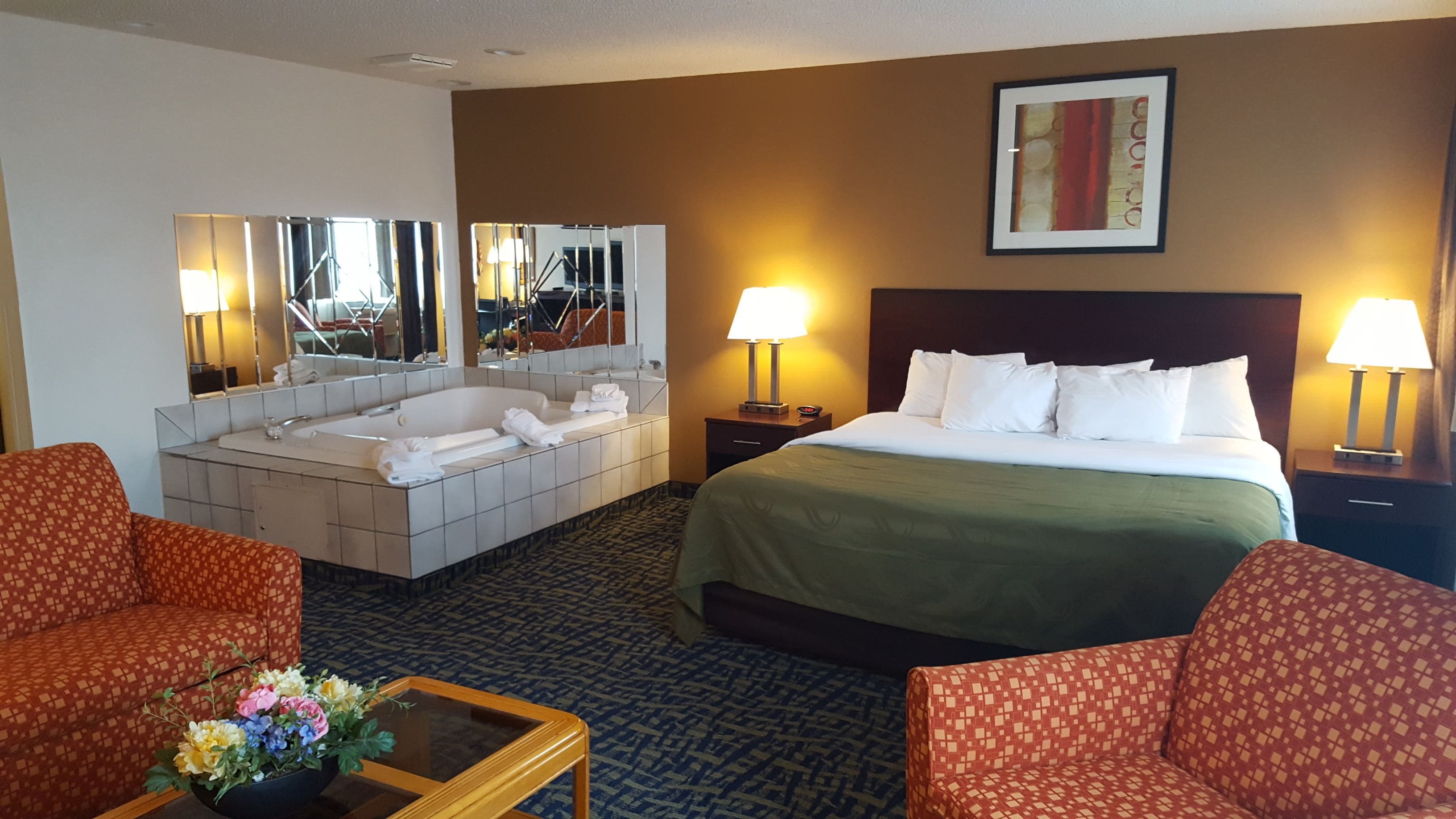 套房, 1 张特大床 | 办公桌、笔记本电脑工作区、遮光窗帘、熨斗/熨衣板