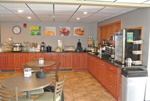 Free buffet breakfast - Quality Inn Ozark-Springfield South (Ozark)
