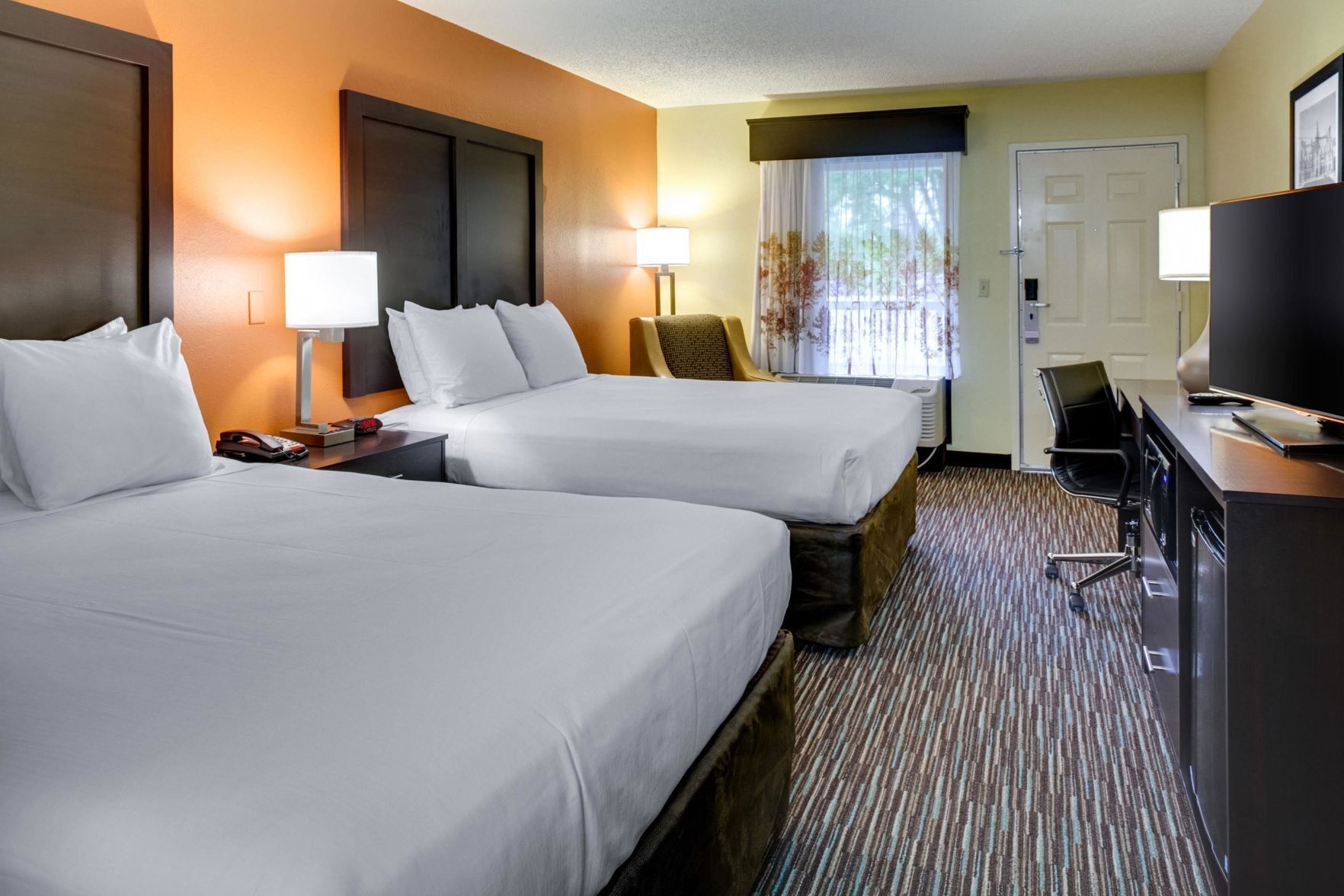 Skrivebord, blendingsgardiner, strykejern/-brett og wi-fi (inkludert)