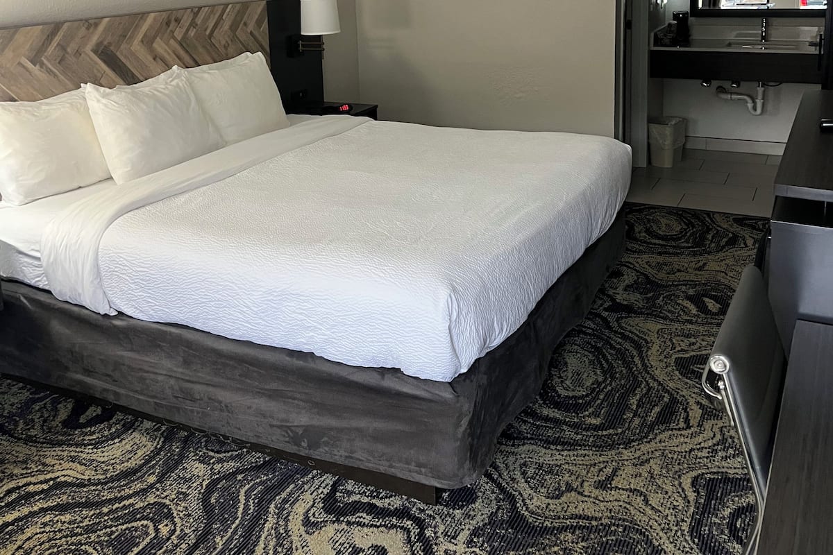 Habitación estándar, 1 cama de matrimonio grande, no fumadores | Escritorio, cortinas opacas, tabla de planchar con plancha y wifi gratis