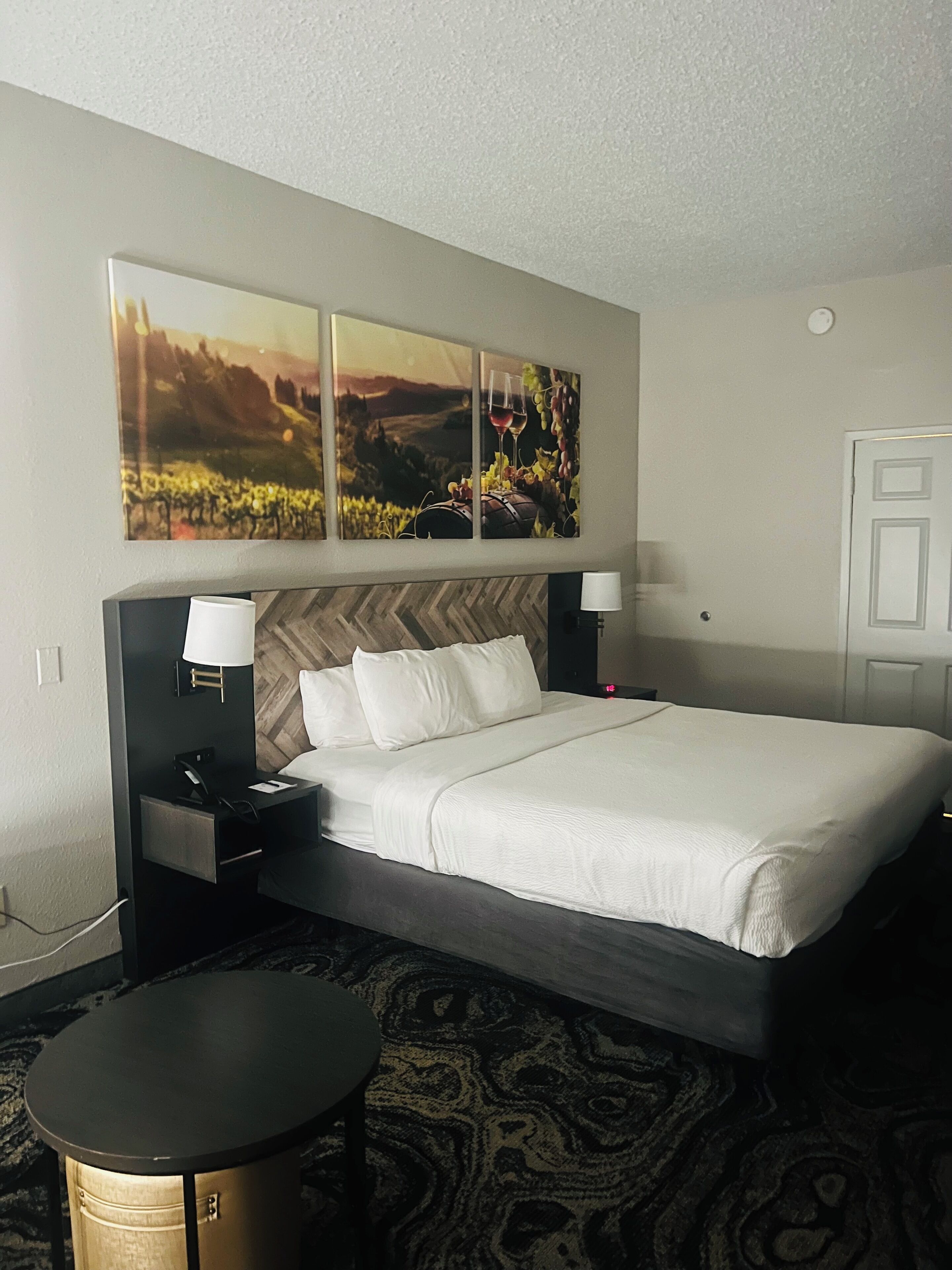 Habitación, 1 cama de matrimonio grande, accesible para personas con discapacidad, no fumadores | Escritorio, cortinas opacas, tabla de planchar con plancha y wifi gratis