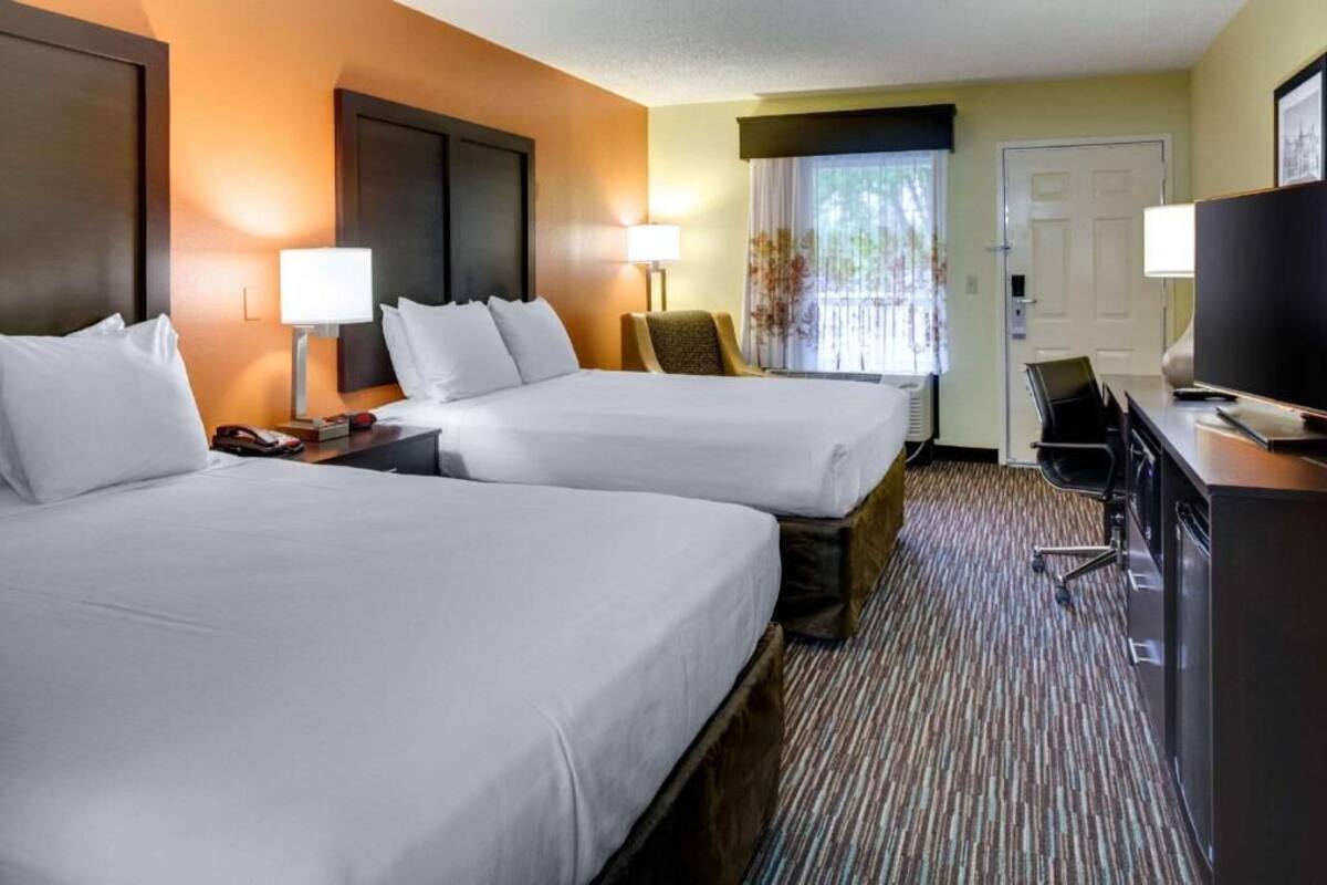 Skrivebord, blendingsgardiner, strykejern/-brett og wi-fi (inkludert)