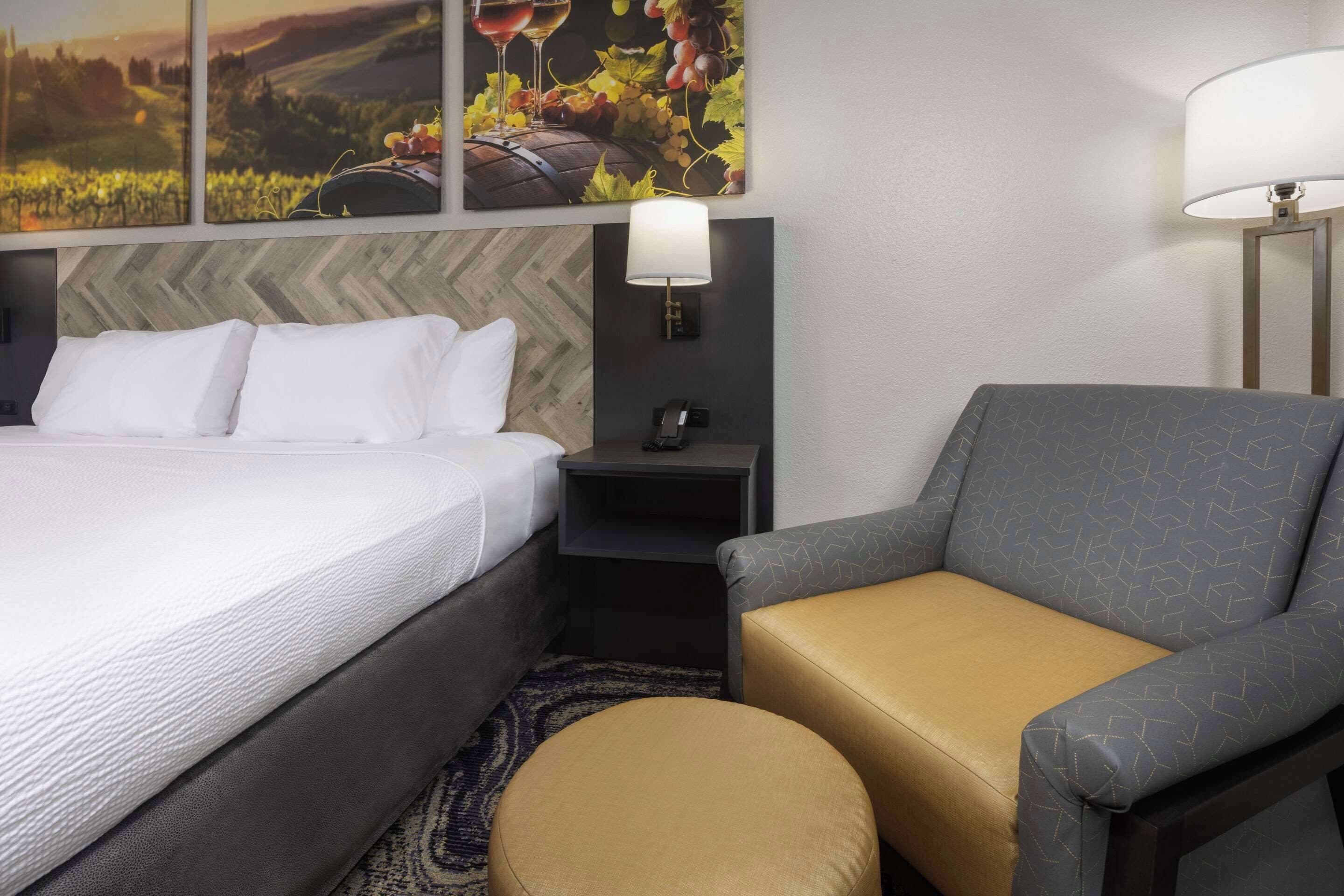 standard room, 1 king bed, non smoking | desk, blackout curtains, iron/ironing board, free wifi