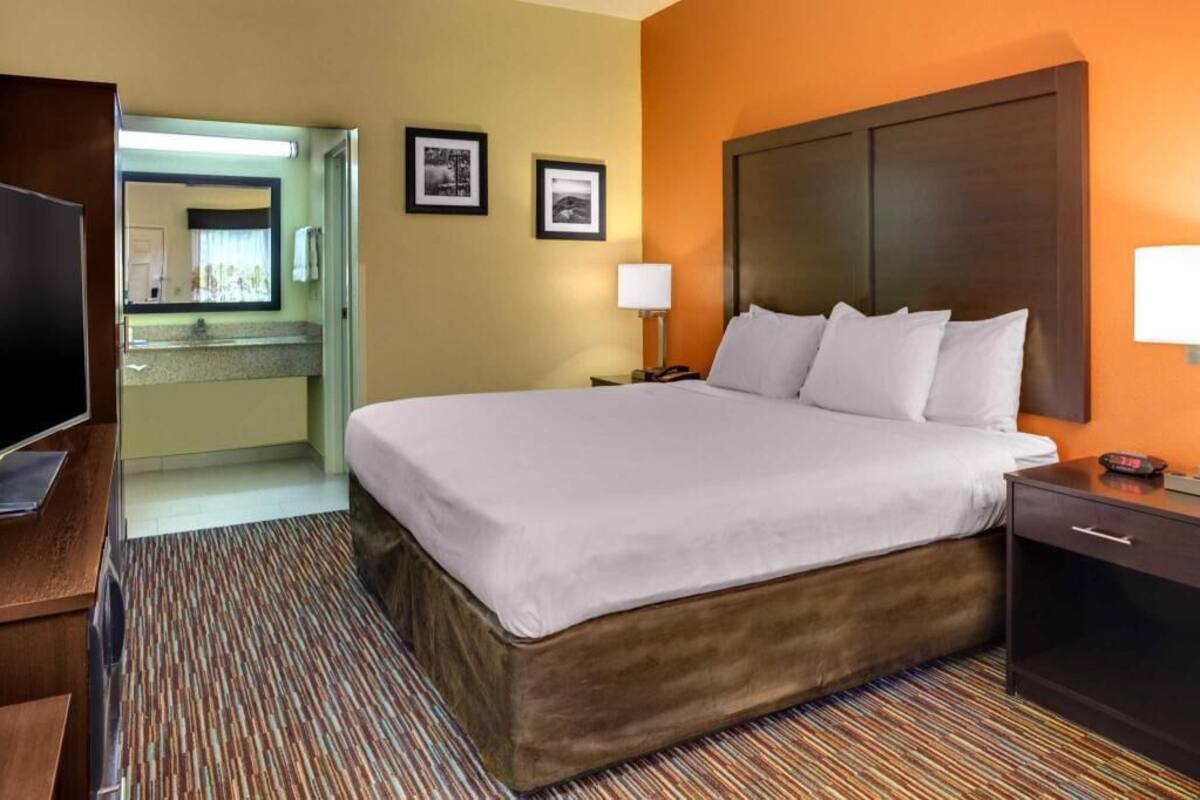 Skrivebord, blendingsgardiner, strykejern/-brett og wi-fi (inkludert)