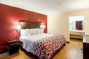 Escritorio, sistema de insonorización y tabla de planchar con plancha