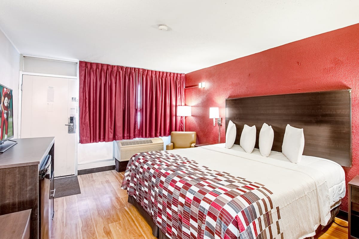 Escritorio, insonorización y tabla de planchar con plancha