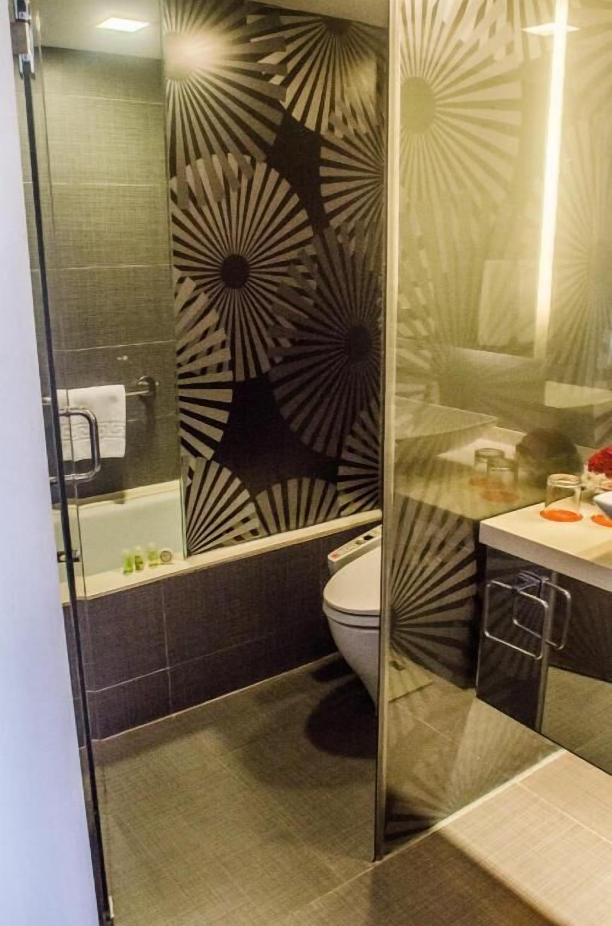 Bathroom | Combined shower/tub, free toiletries, hair dryer, slippers