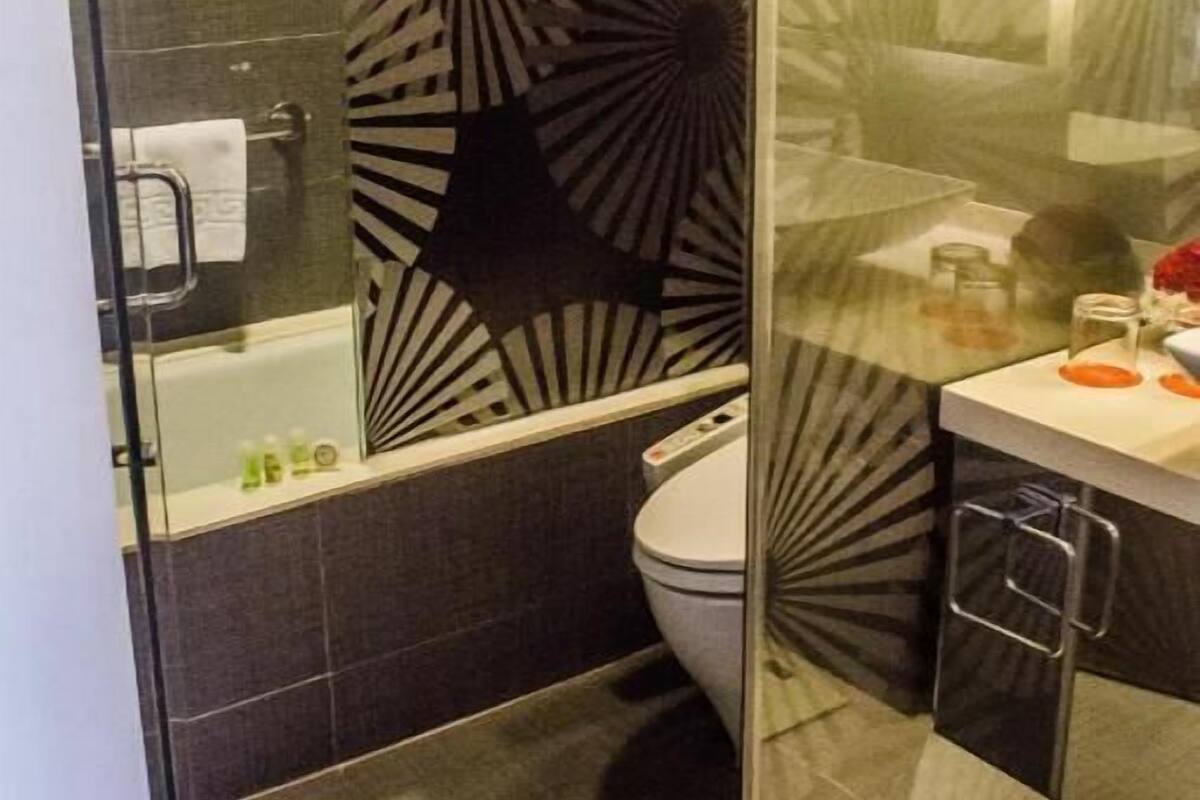 Bathroom | Combined shower/tub, free toiletries, hair dryer, slippers