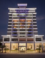 Fachada de la propiedad por la tarde o noche