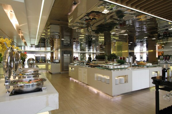 Daily buffet breakfast (PHP 1200 per person)