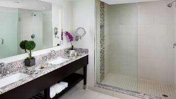 Suite Présidentielle, 1 très grand lit | Douche de la salle de bain
