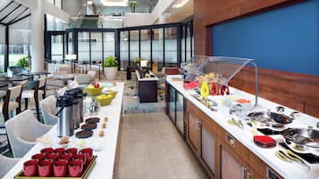 Café da manhã com buffet todos os dias (USD 13.95 por pessoa)