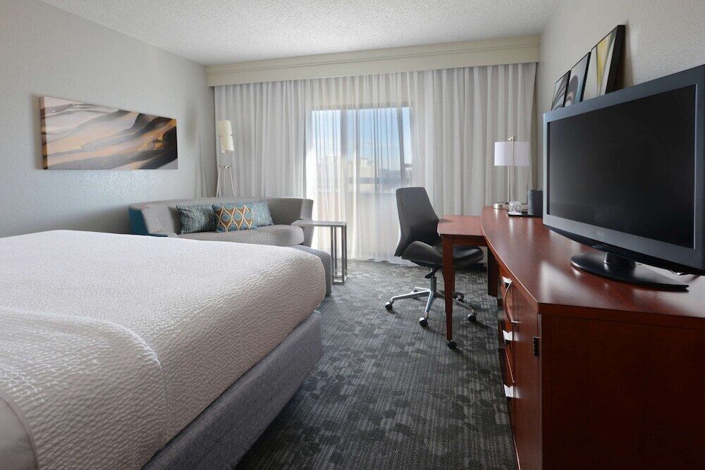 Desk, laptop workspace, iron/ironing board, free WiFi