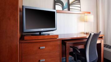 Skrivbord, arbetsyta för laptop, strykjärn/strykbräda och gratis wi-fi