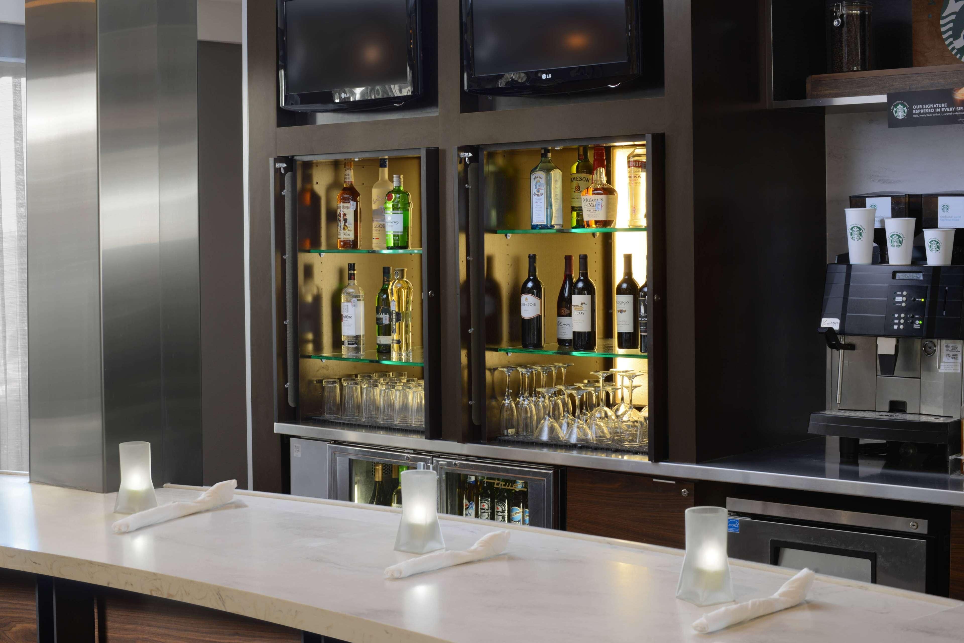 Bar (trong khuôn viên)