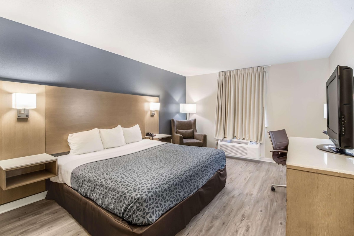 Premium bedding, WiFi (free), bed sheets