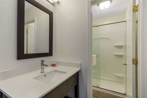 Standard 2 Doubles Non Smoking | Premium bedding, free WiFi, bed sheets - Econo Lodge Cherry Point (Havelock)