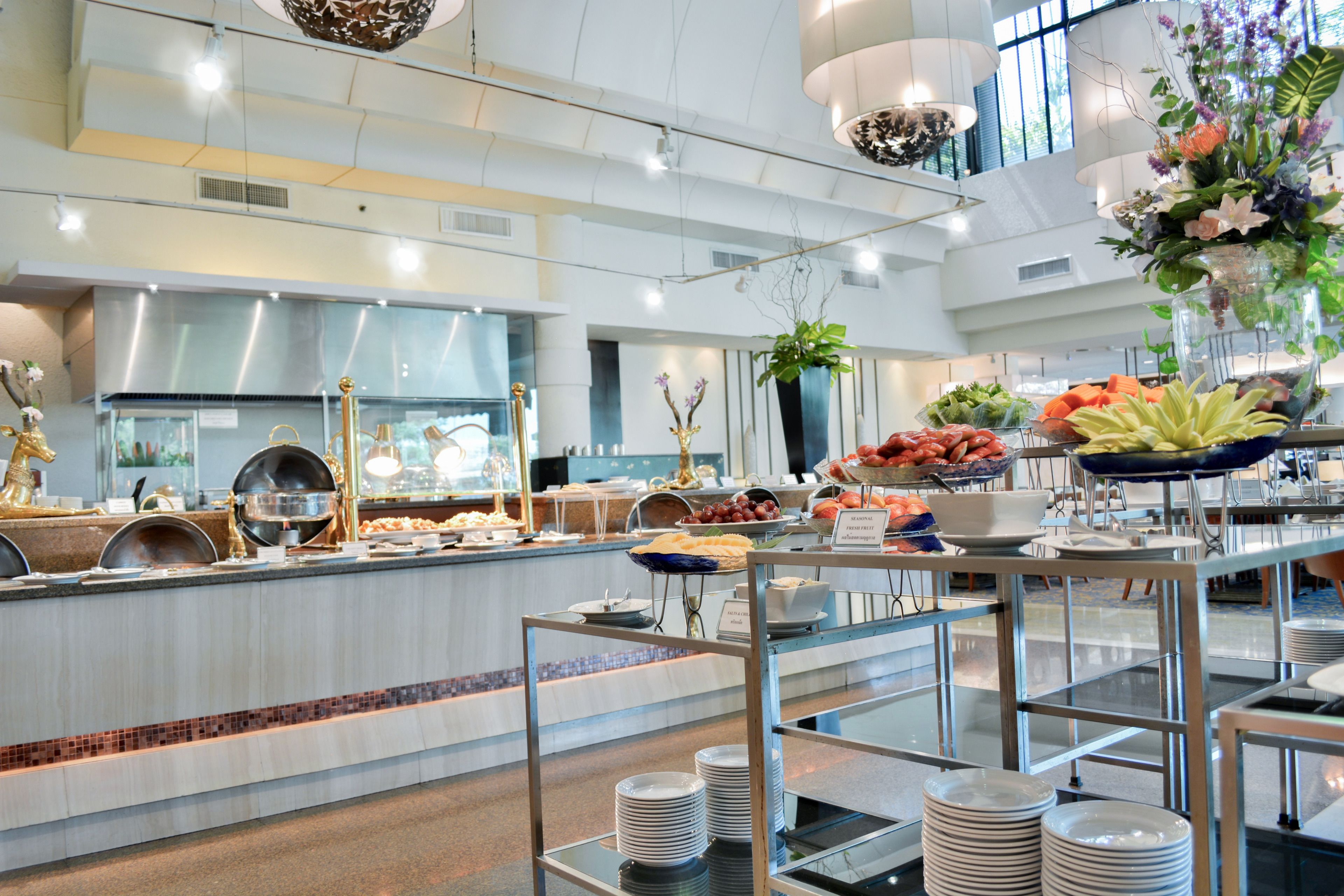 5 restaurants, breakfast, lunch, dinner served; international cuisine