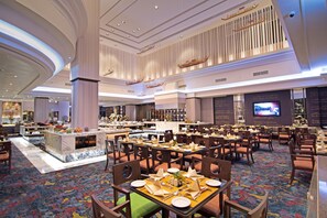 5 restaurants, breakfast, lunch, dinner served; international cuisine
