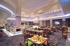 5 restaurants, breakfast, lunch, dinner served; international cuisine