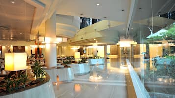 Desayuno buffet diario (THB 624 por persona)