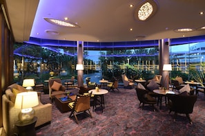 2 bars/lounges, poolside bar - Rama Gardens Hotel Bangkok (Bangkok)