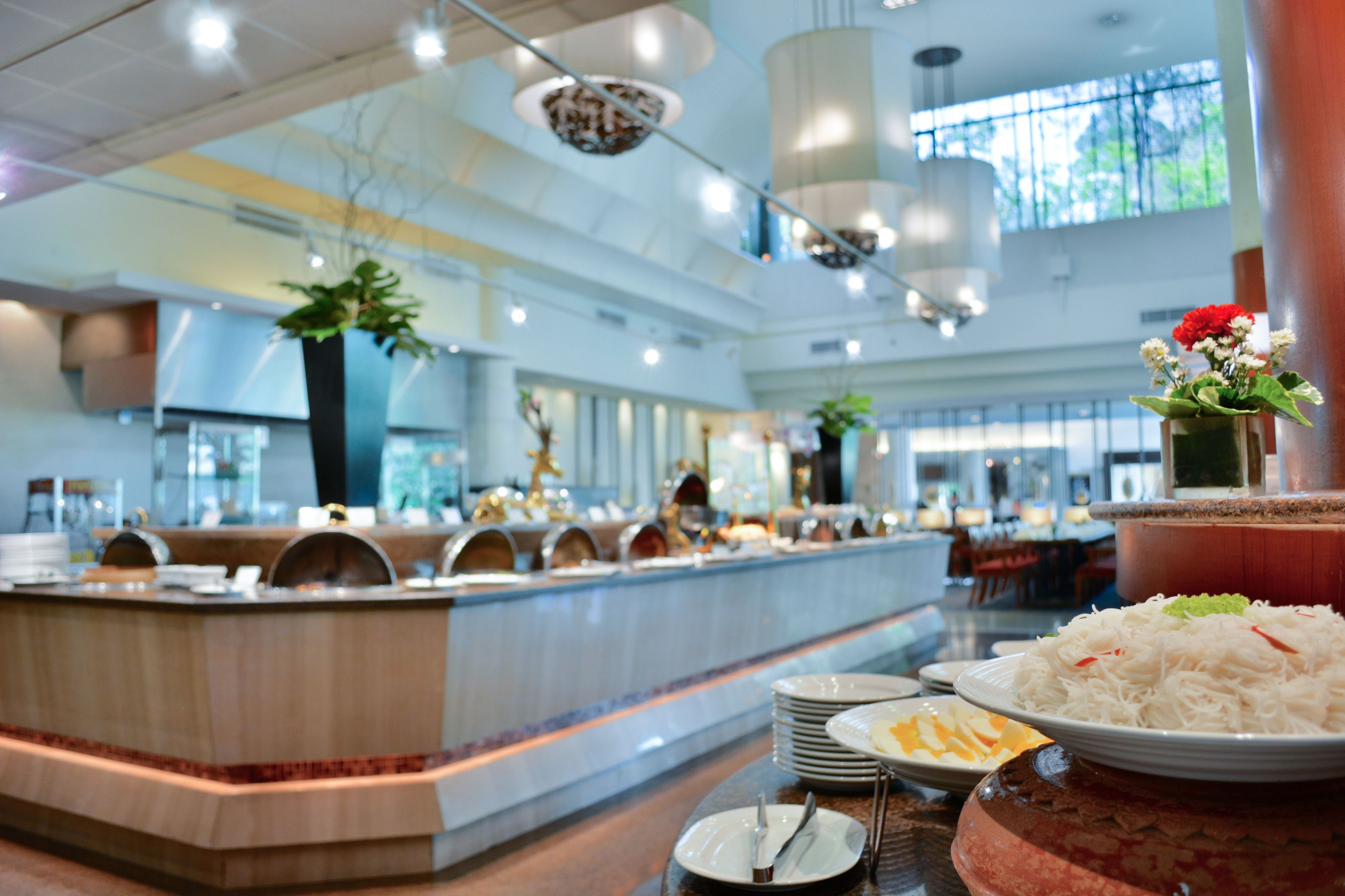 5 restaurants, breakfast, lunch, dinner served; international cuisine