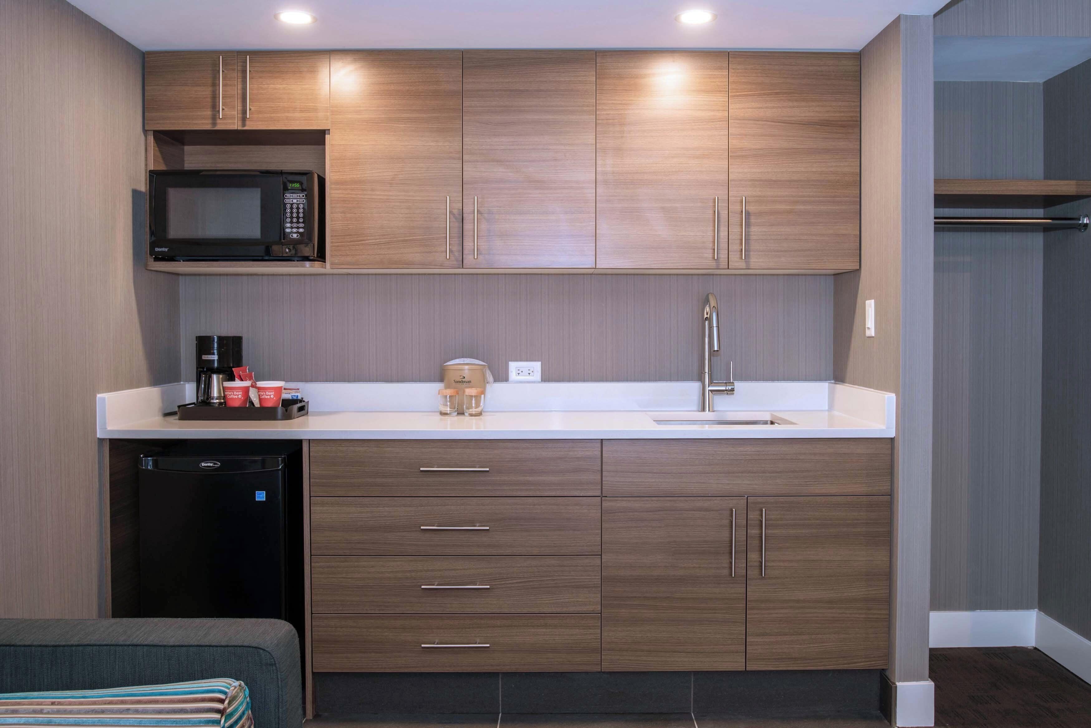 Standard Suite, 1 King Bed with Sofa bed, Kitchenette | Private kitchenette | Fridge, microwave, coffee/tea maker