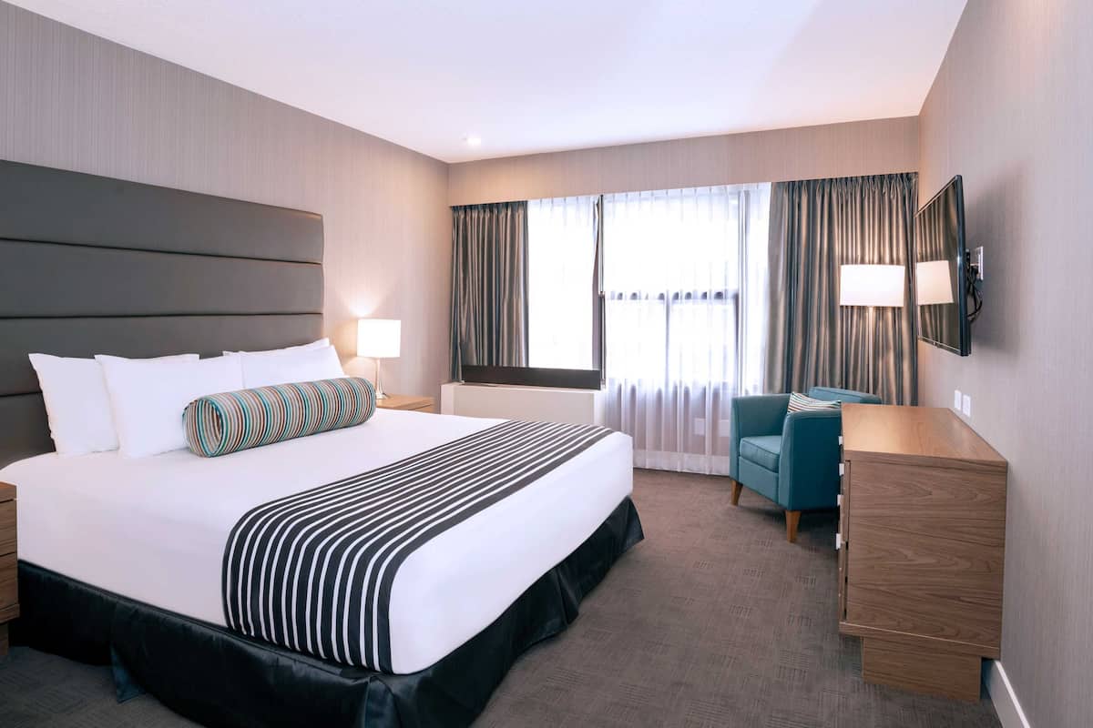 Premium bedding, pillow-top beds, in-room safe, desk