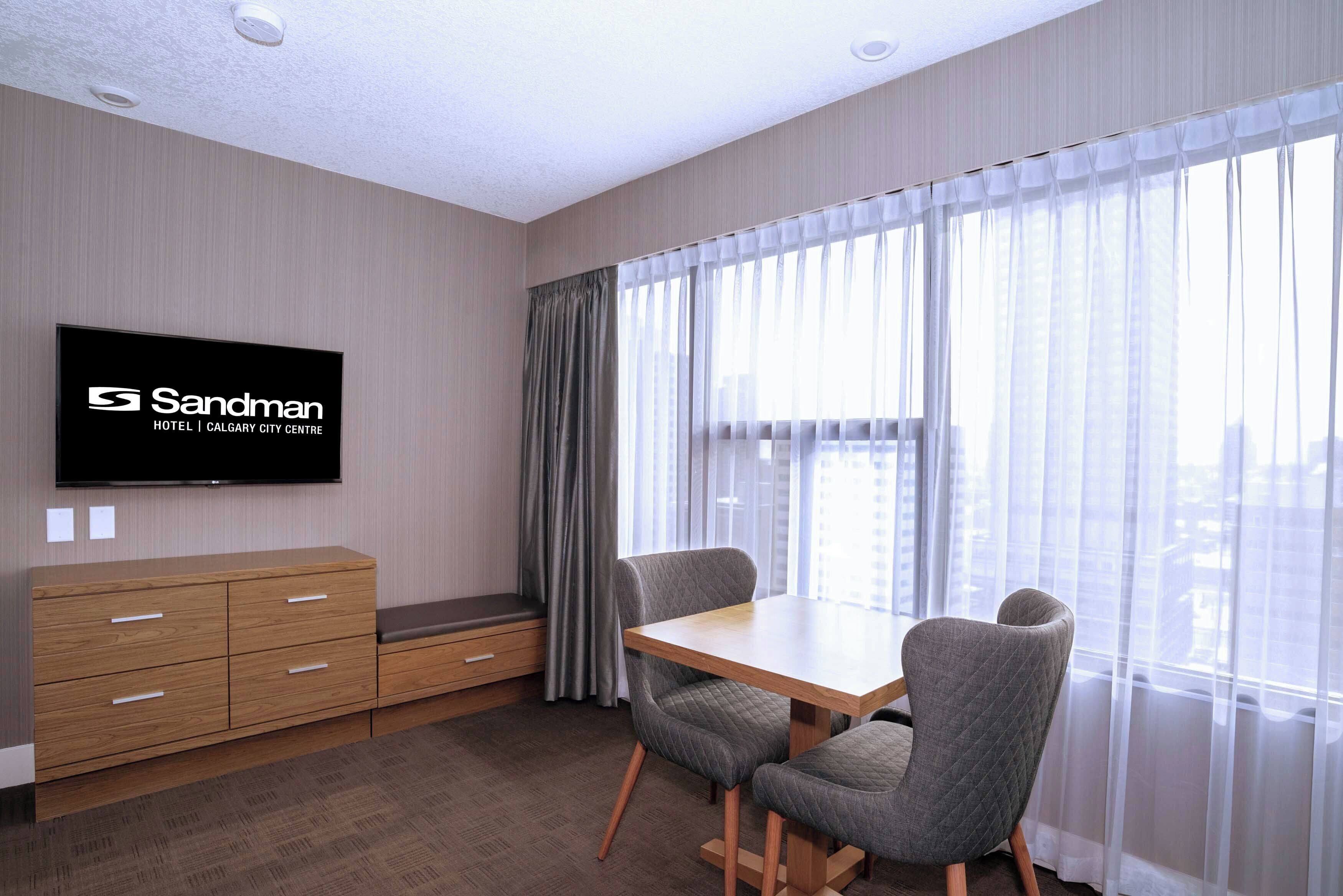 Standard Room, 1 King Bed, Kitchenette | Premium bedding, pillowtop beds, in-room safe, desk