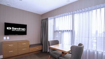 Standard Room, 1 King Bed, Kitchenette | Premium bedding, pillowtop beds, in-room safe, desk