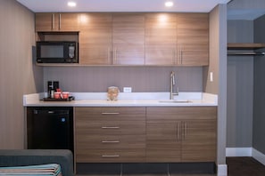 Standard-Suite, 1 King-Bett und Schlafsofa, Kochnische | Eigene Kochnische | Kühlschrank, Mikrowelle, Wasserkocher mit Kaffee-/Teezubehör
