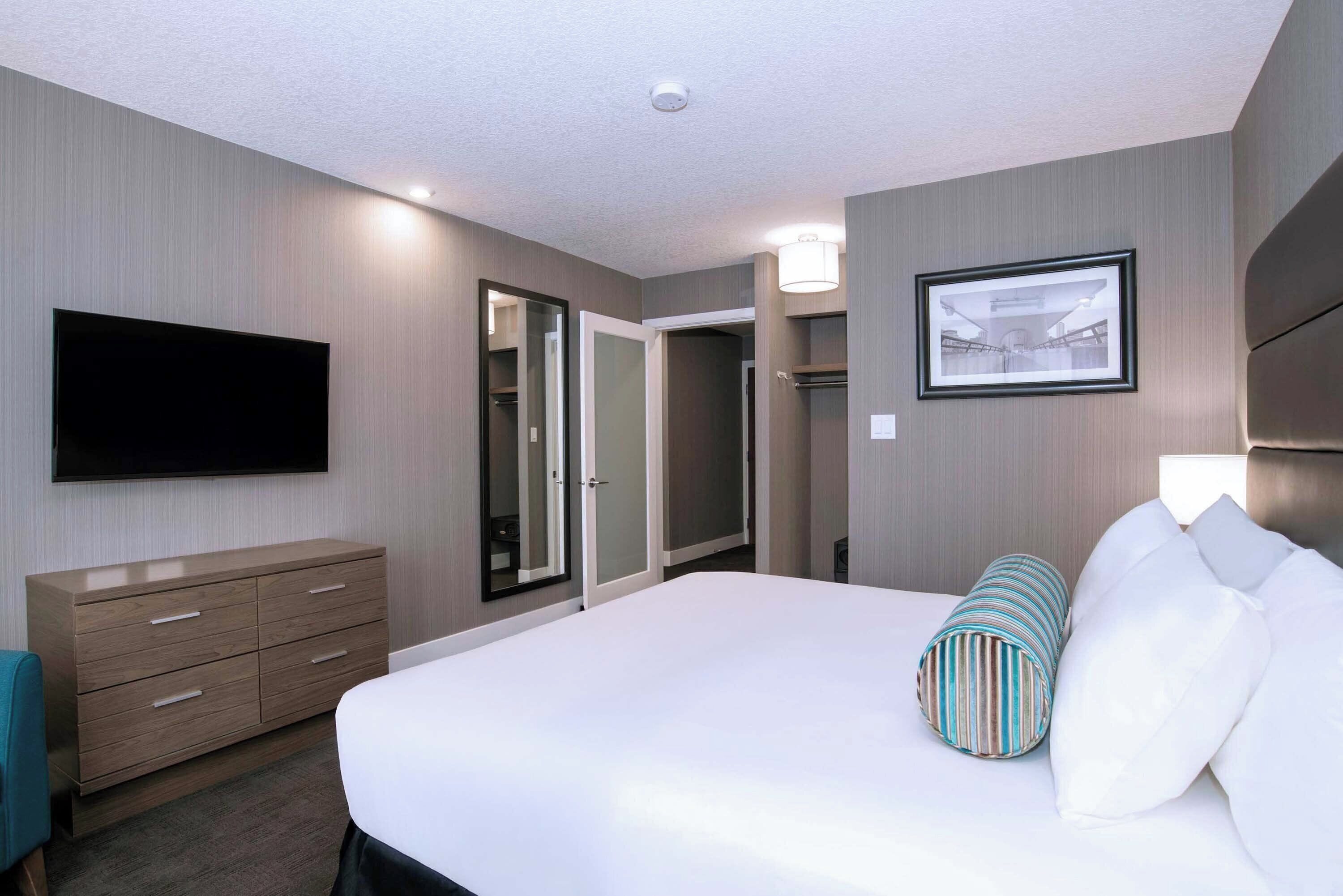 Photo - Sandman Signature Calgary Downtown Hotel