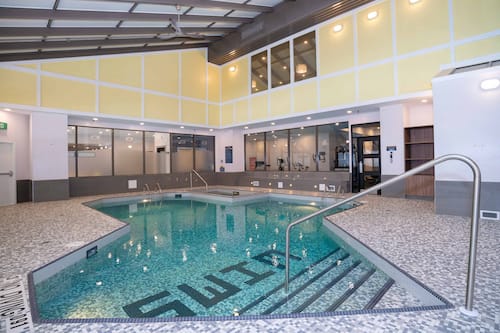 Una piscina cubierta