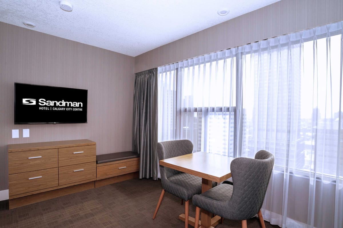Standard Room, 1 King Bed, Kitchenette | 1 bedroom, premium bedding, pillowtop beds, in-room safe