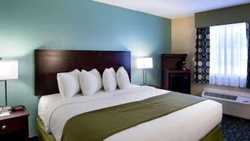 Premium bedding, desk, iron/ironing board, free WiFi