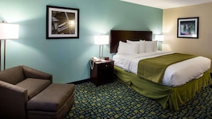 Premium bedding, desk, iron/ironing board, free WiFi