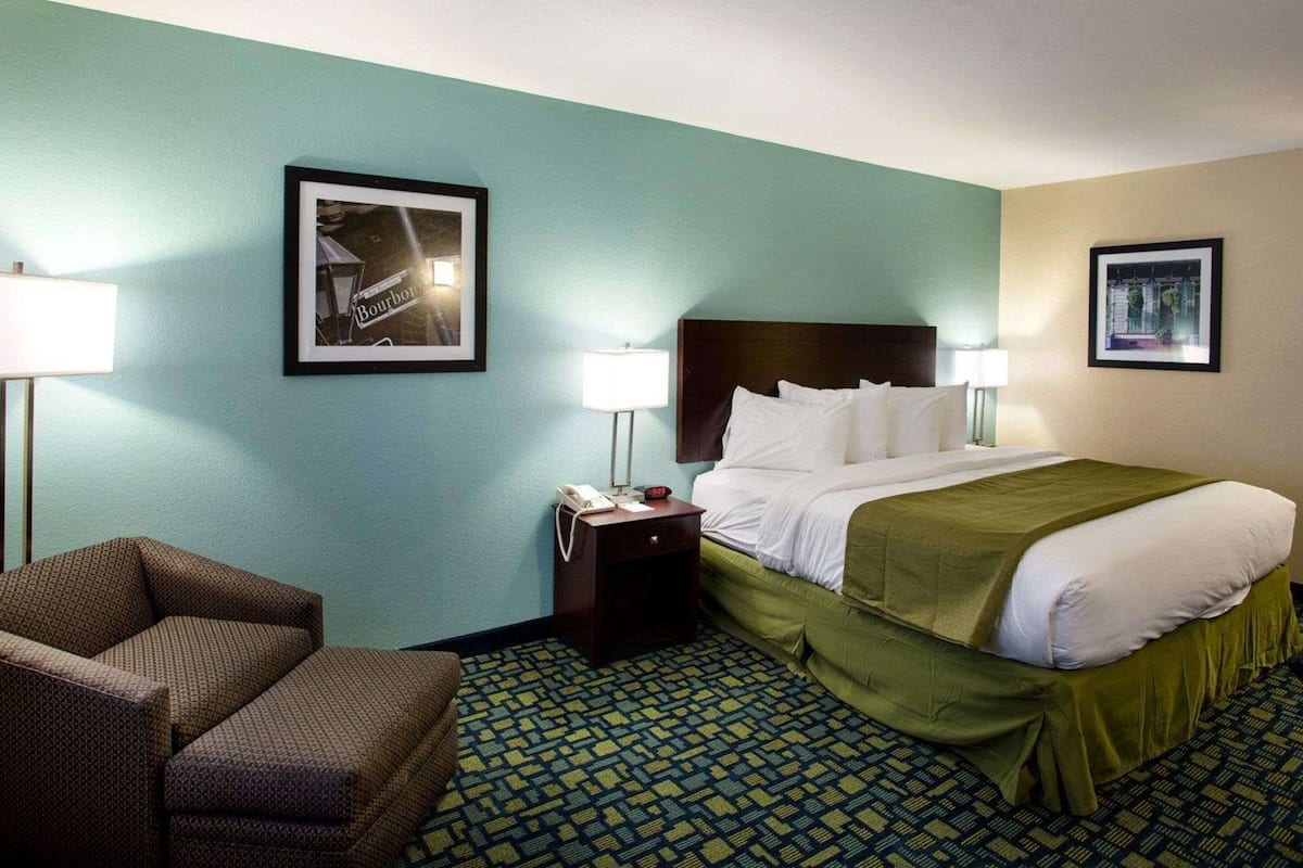 Premium bedding, desk, iron/ironing board, WiFi (free)