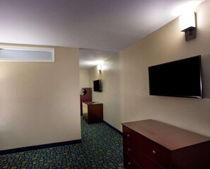 Premium bedding, desk, iron/ironing board, free WiFi