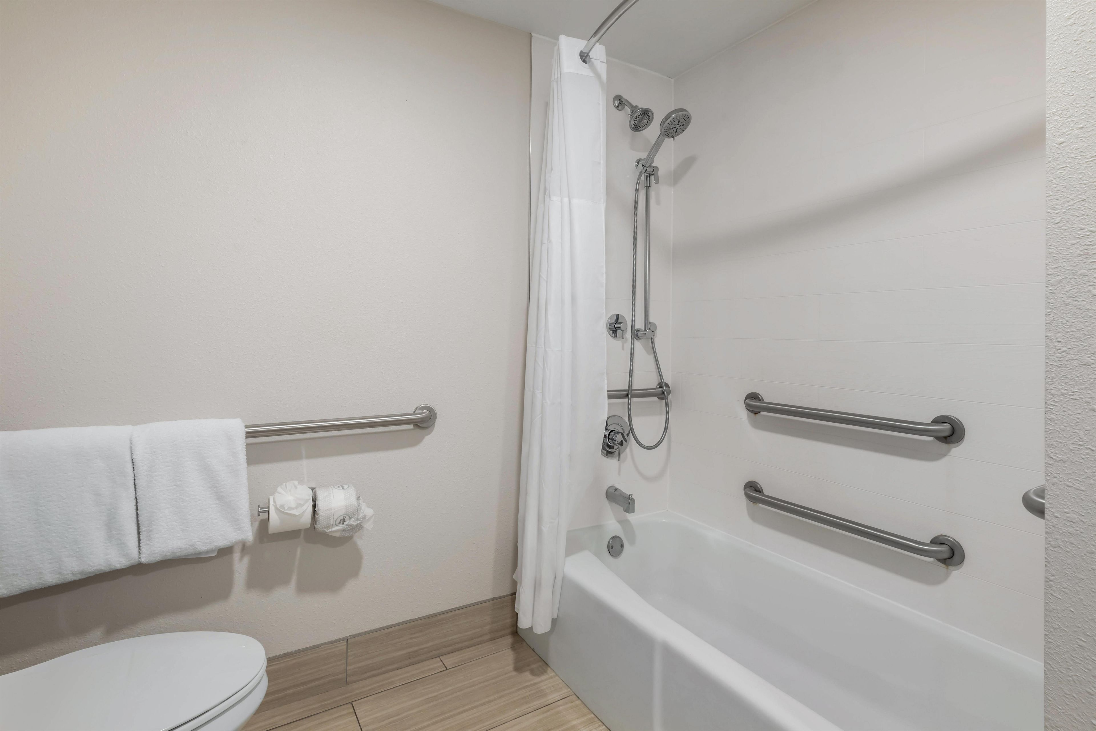 Standard Room, 1 King Bed, Accessible, Bathtub | Bathroom | Free toiletries, hair dryer, towels, soap