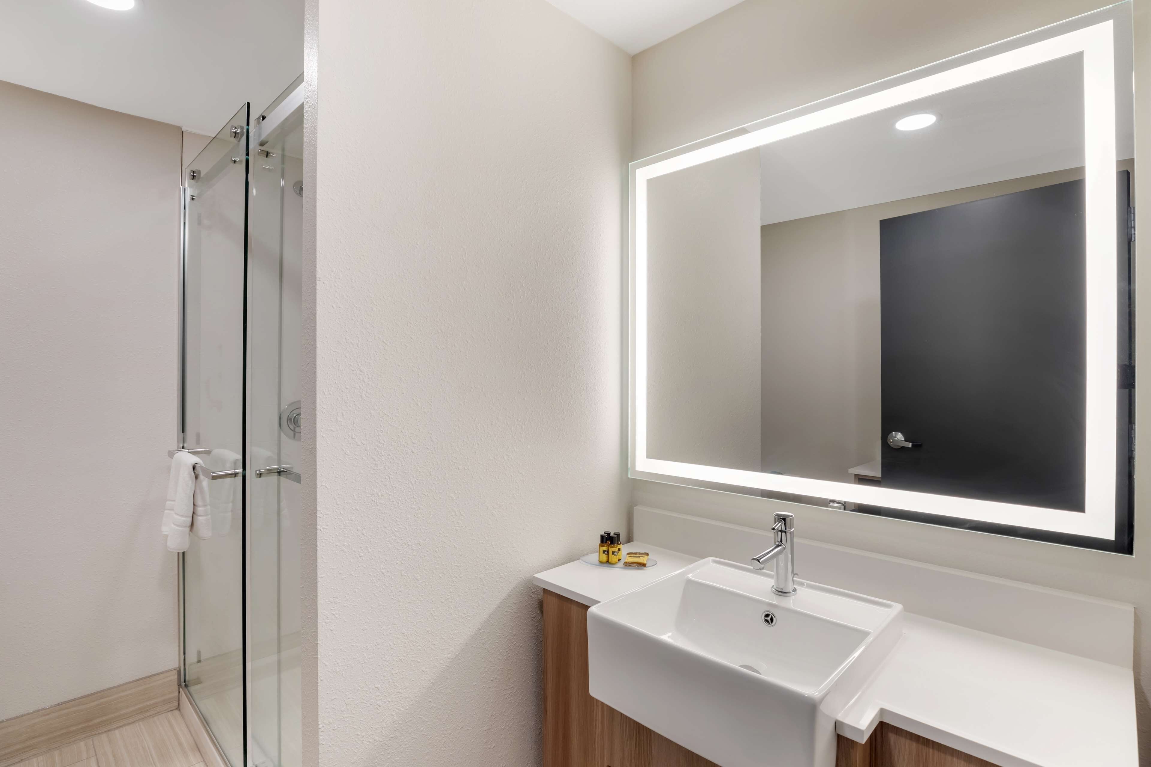Articles de toilette gratuits, sèche-cheveux, serviettes fournies, savon